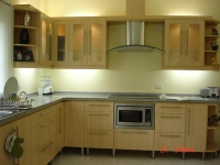 Кухня по поръчка с алуминиеви крачета